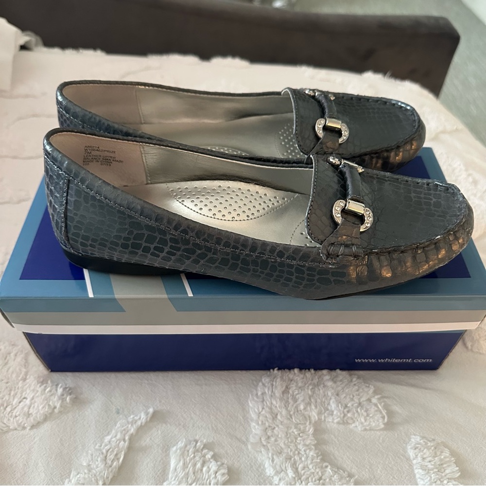 Women’s Pewter White Mountain Loafers - size 7!